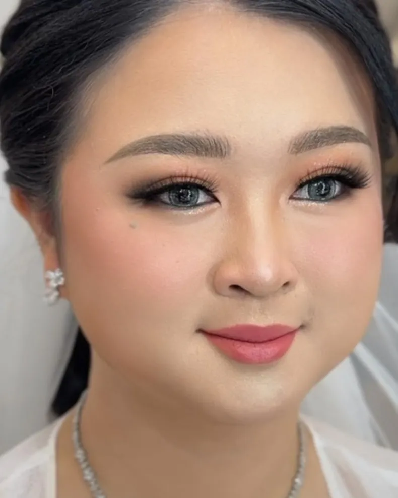 Pengantin Patricia Bridal dengan alis yang rapi dan tegas