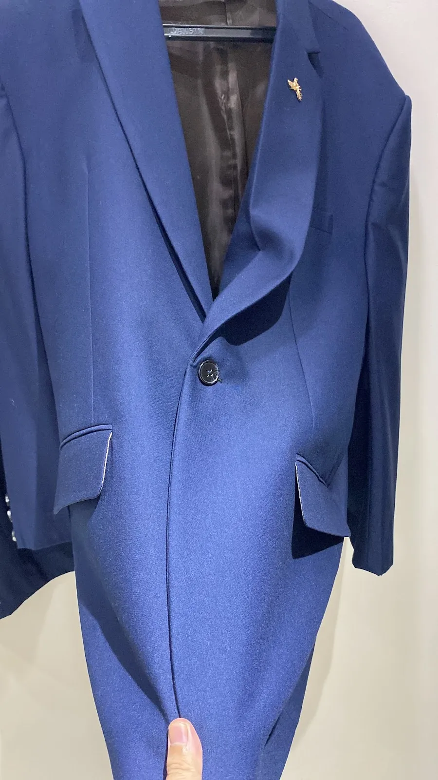 Detail kerah dan saku jas biru