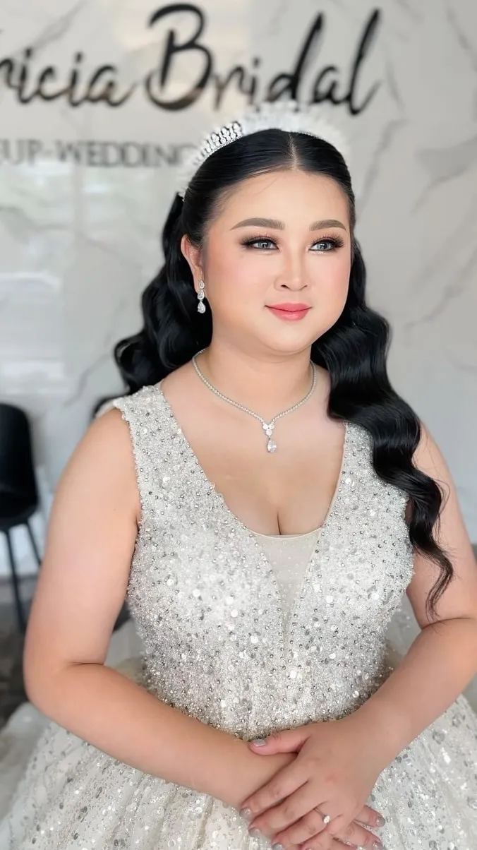 Riasan resepsi dengan tiara dan gaun payet