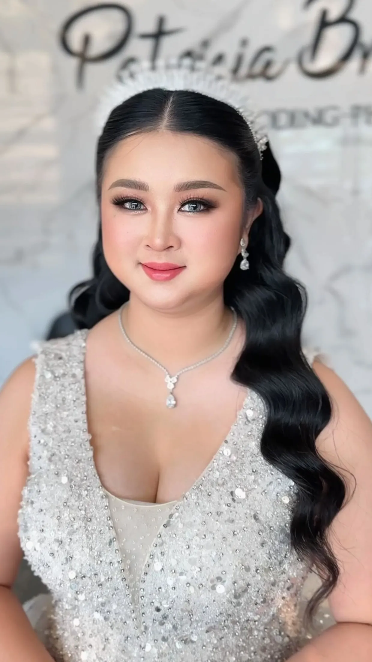 Hasil riasan pengantin dengan tiara dan rambut bergelombang