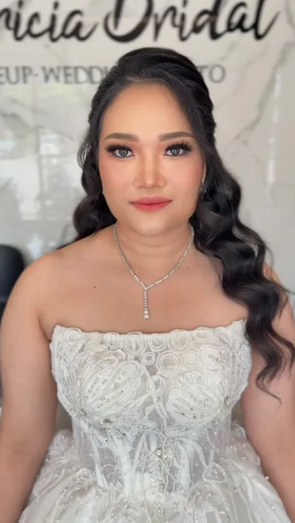 Riasan prewedding dengan gaun renda strapless