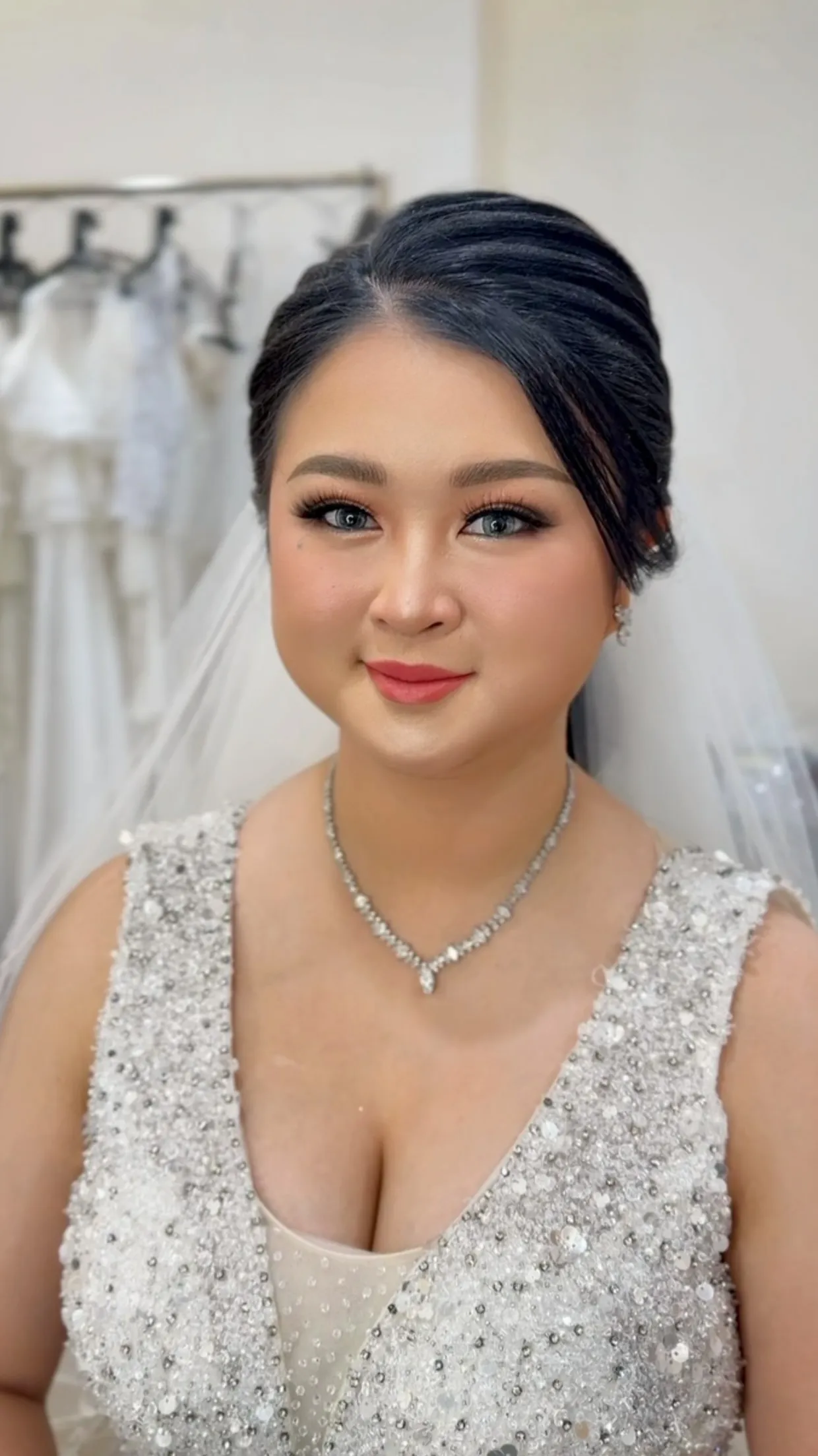 Hasil riasan pengantin dengan sanggul modern dan kerudung tule
