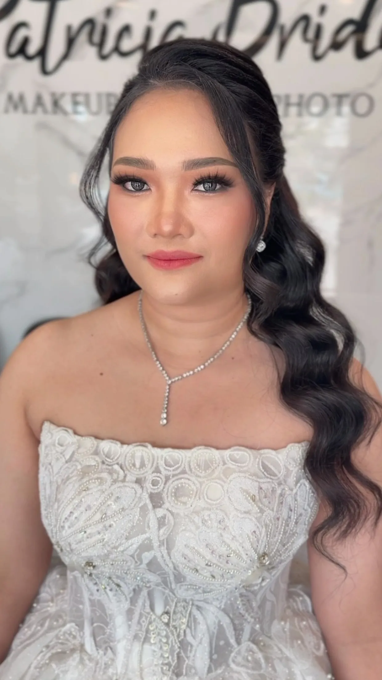 Riasan prewedding dengan gaun renda tanpa lengan