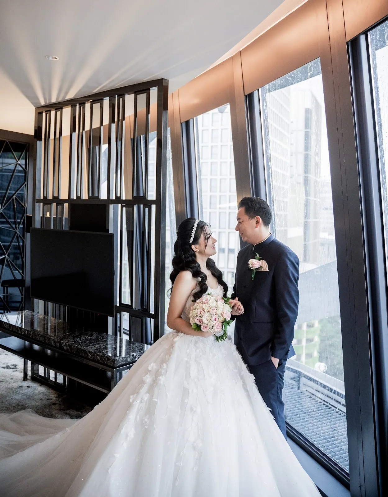 Pasangan pengantin Patricia Bridal di tepi jendela pada hari pernikahan