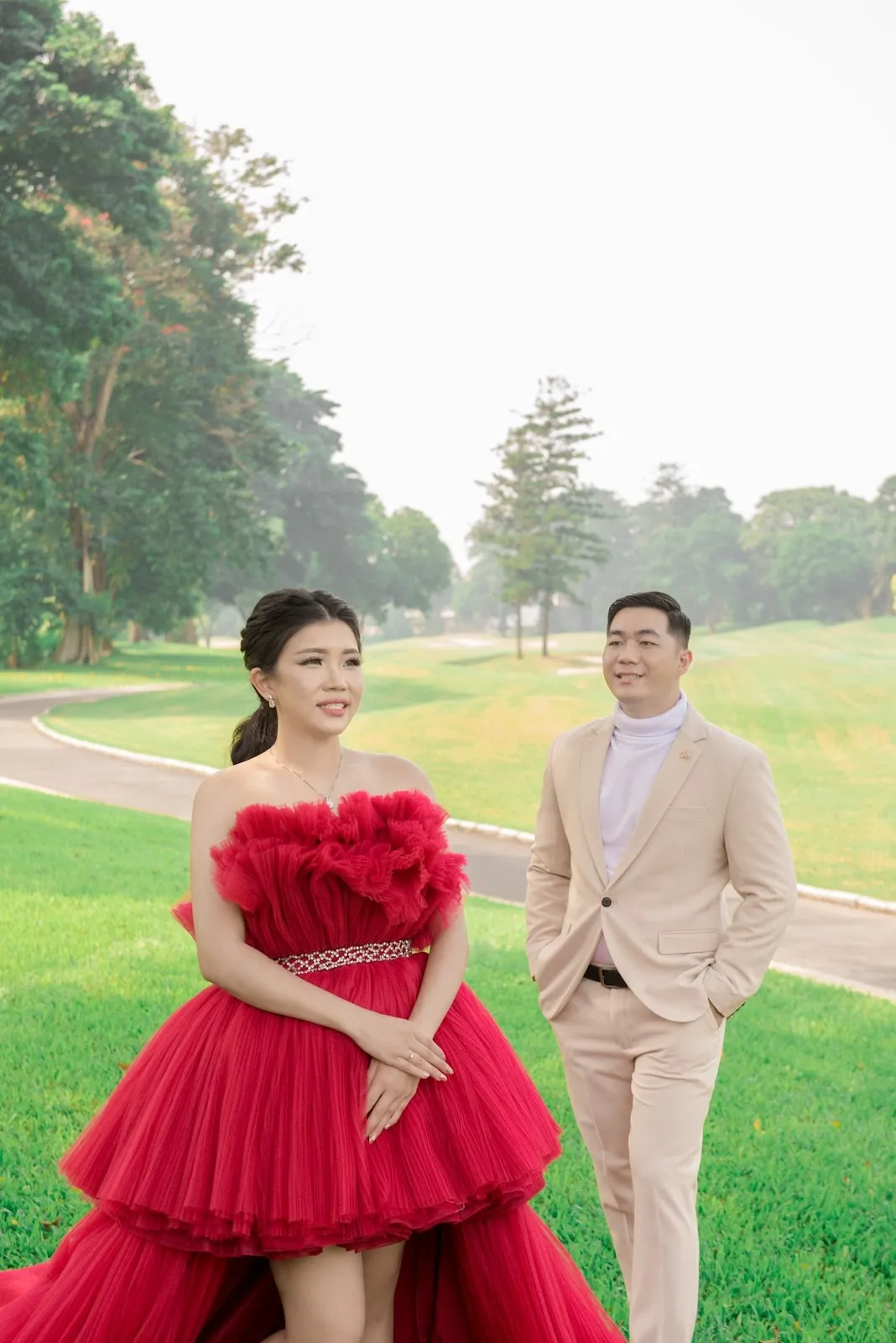 Mempelai pria dengan setelan krem saat prewedding di taman