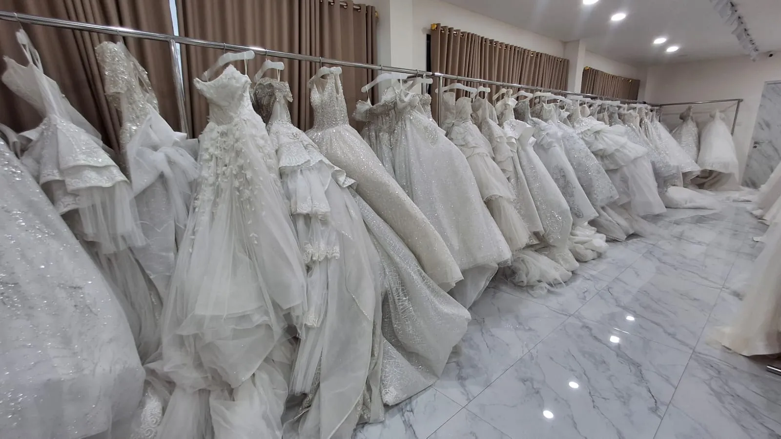 Deretan gaun pengantin putih di butik Patricia Bridal