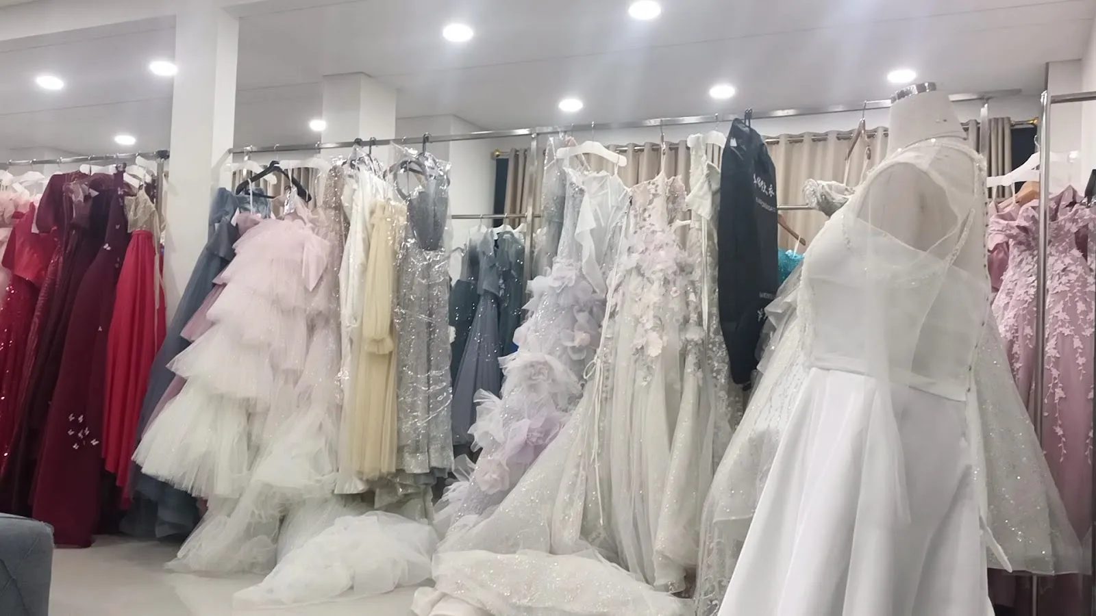 Rak gaun berwarna di butik