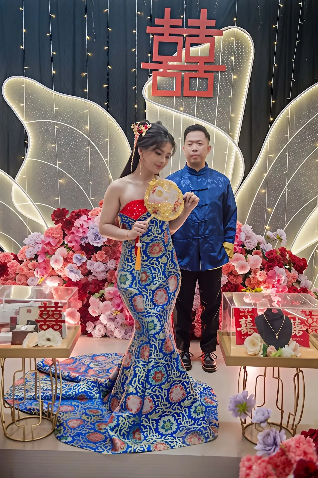 Pasangan berbusana cheongsam di dekorasi sangjit Dove Function Room