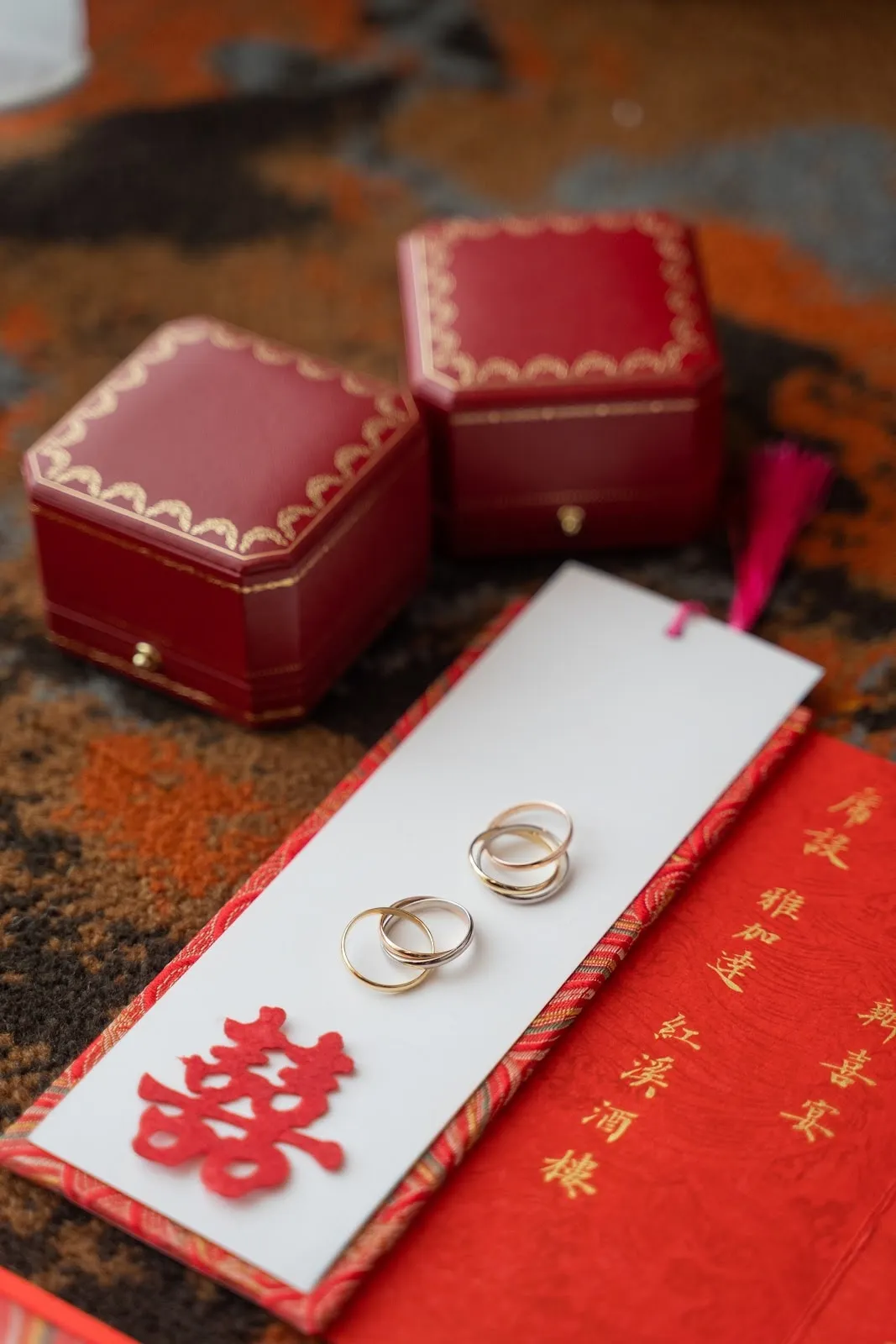 Kotak cincin dan kartu merah berlambang double happiness