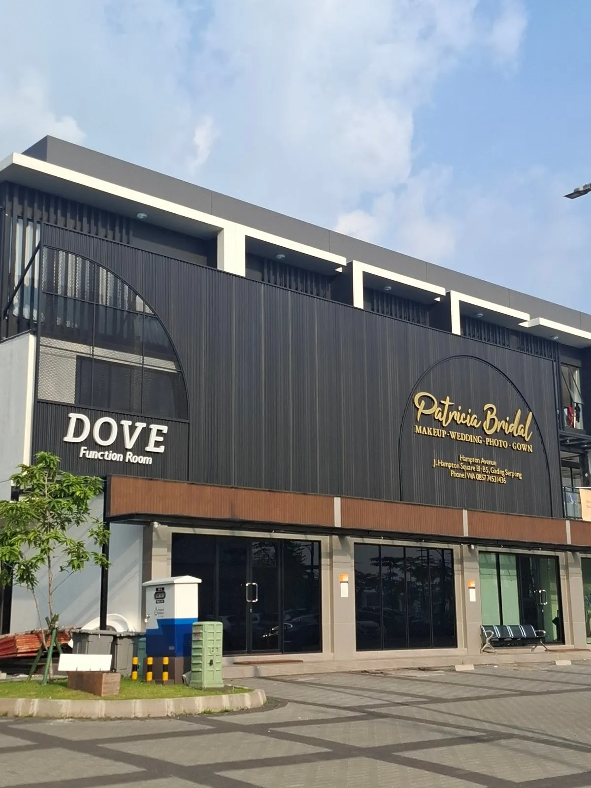 Tampak depan Patricia Bridal dan Dove Function Room di Hampton Square