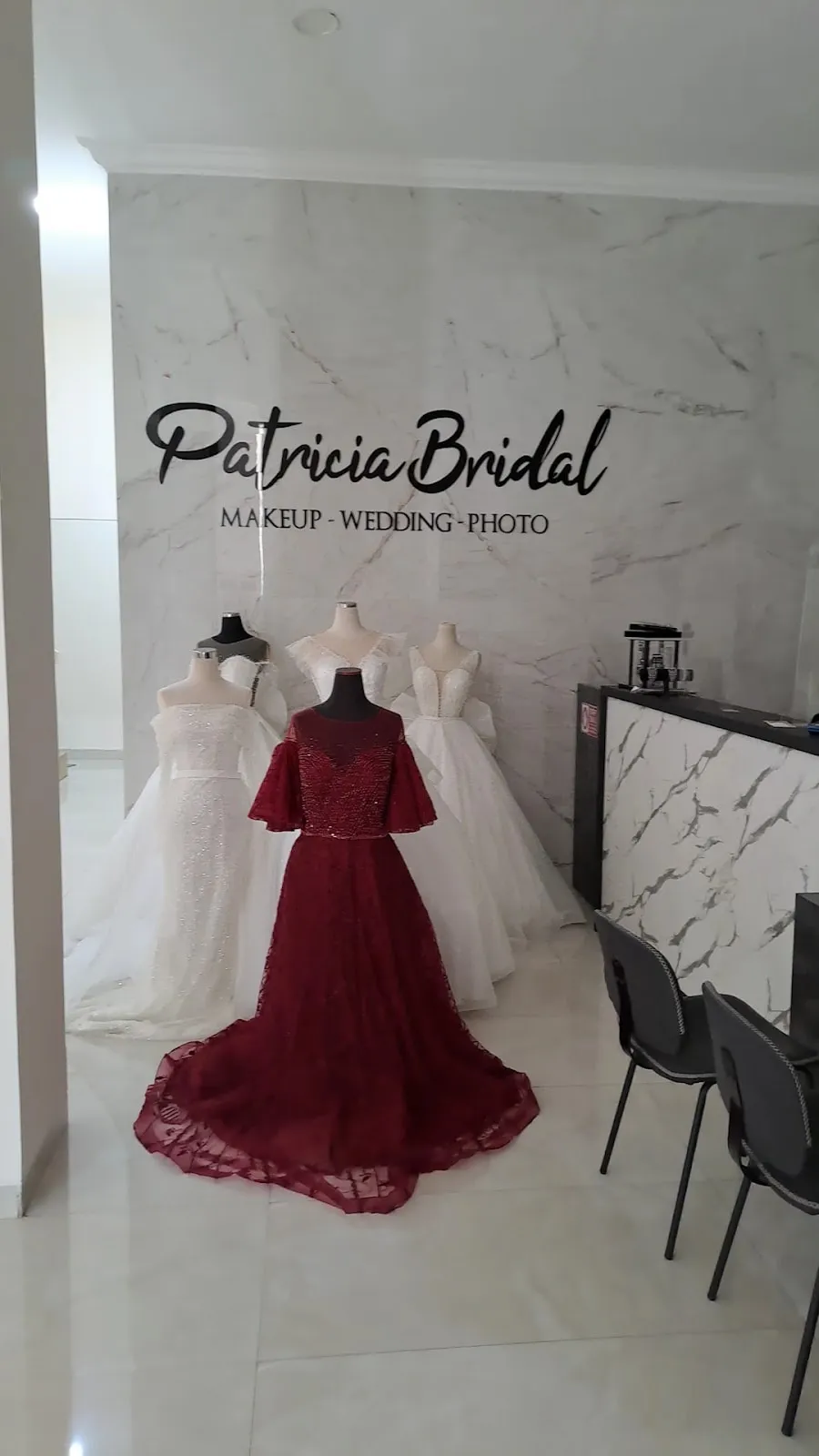 Ruang depan butik dengan manekin gaun